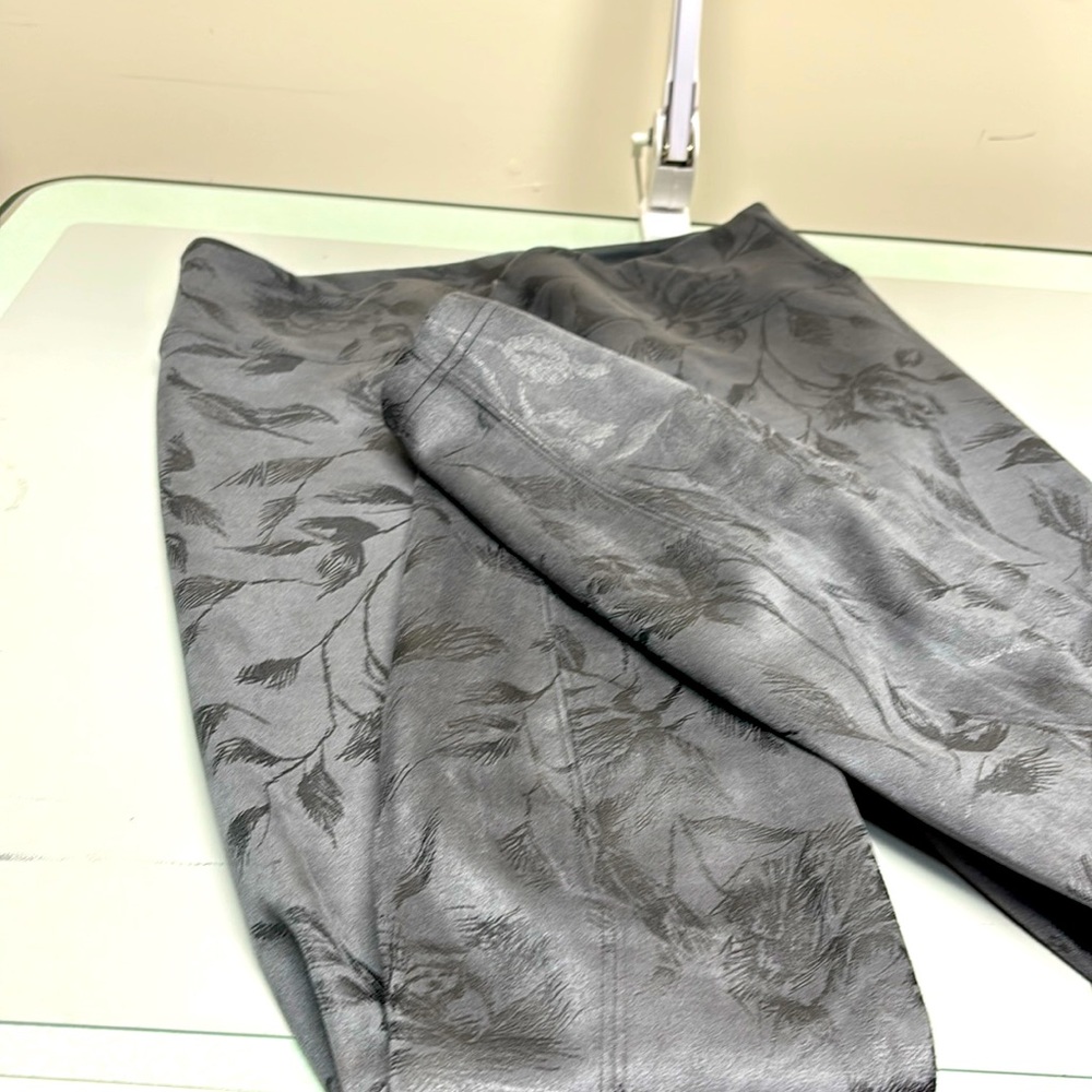 Runway leggings in silver velvet, like material with a leaf pattern